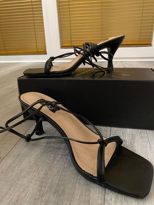 Sandałki Wojas damskie szpilka czarne wiązane dookoła kostki