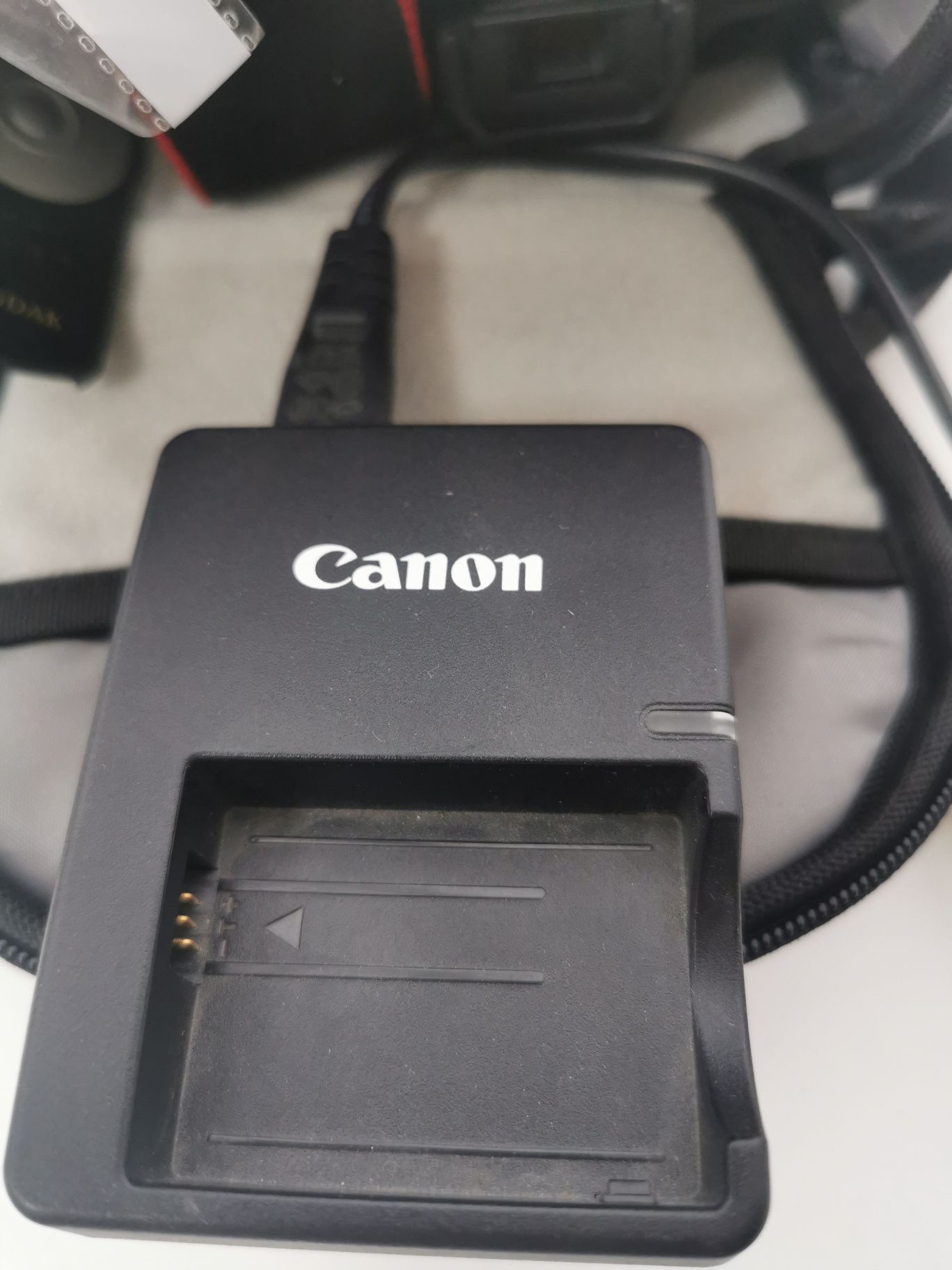 Фотоаппарат Canon EOS 1000D з об'єктивом Canon Zoom Lens EF-S 18-55mm