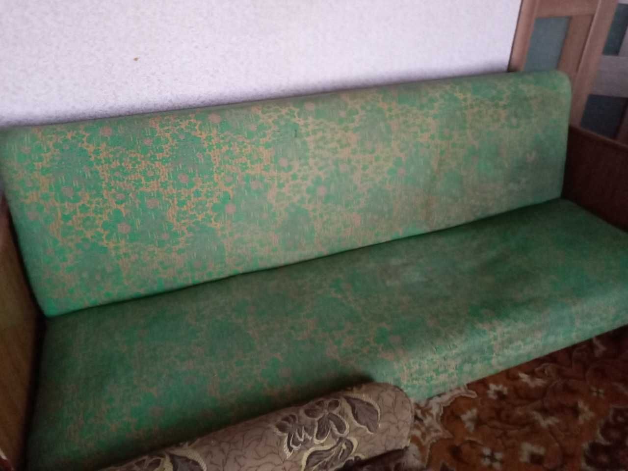 Диван (каркас дерев'яний) б/в. Безкоштовно. Самовивіз