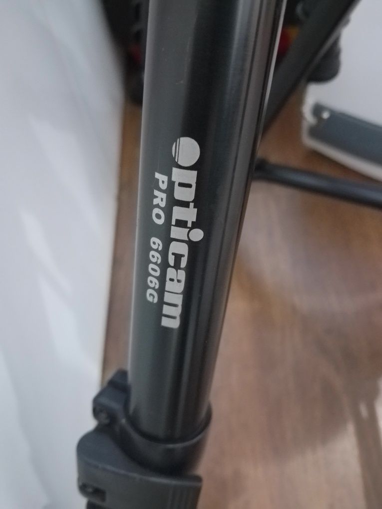 Statyw Opticam PRO 6606G, jedna noga statywu jest trudna do wydłużenia