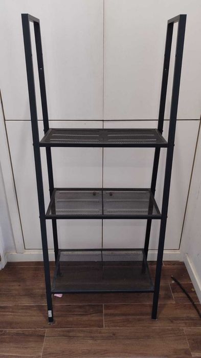 Estante metálica preta de marca Kea