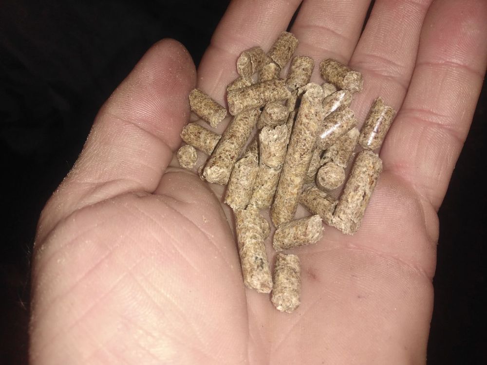 Пелети палевні гранули соснові Pellets Пеллеты
