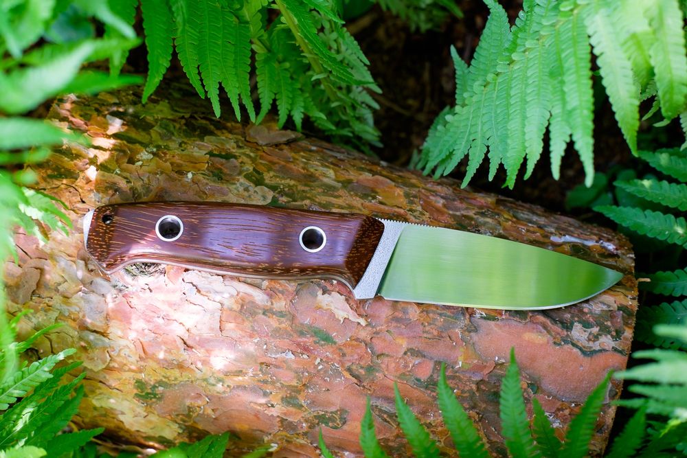 Nóż full tang bushcraft, stal N690, jimping