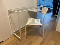 Białe biurko z krzesłem
