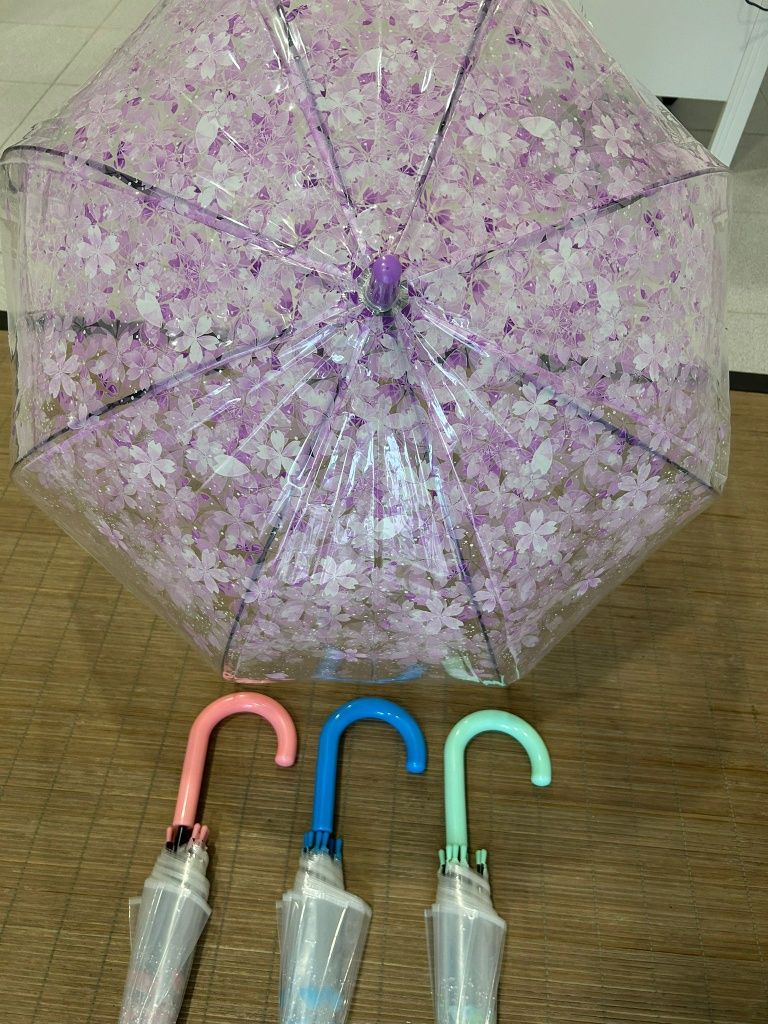 Chapéus de chuva com flores novos e embalados