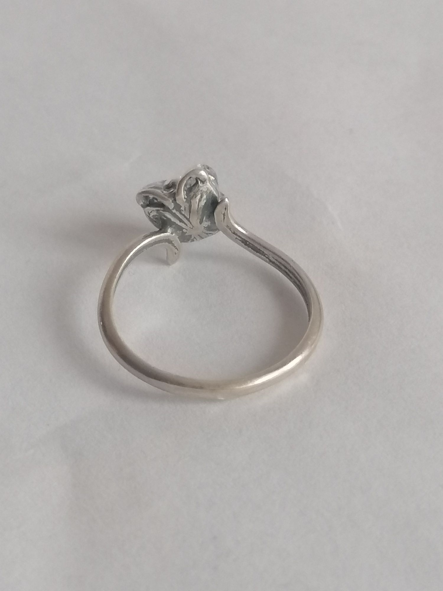 Srebrny pierścionek z tęczowym oczkiem w kształcie motyla