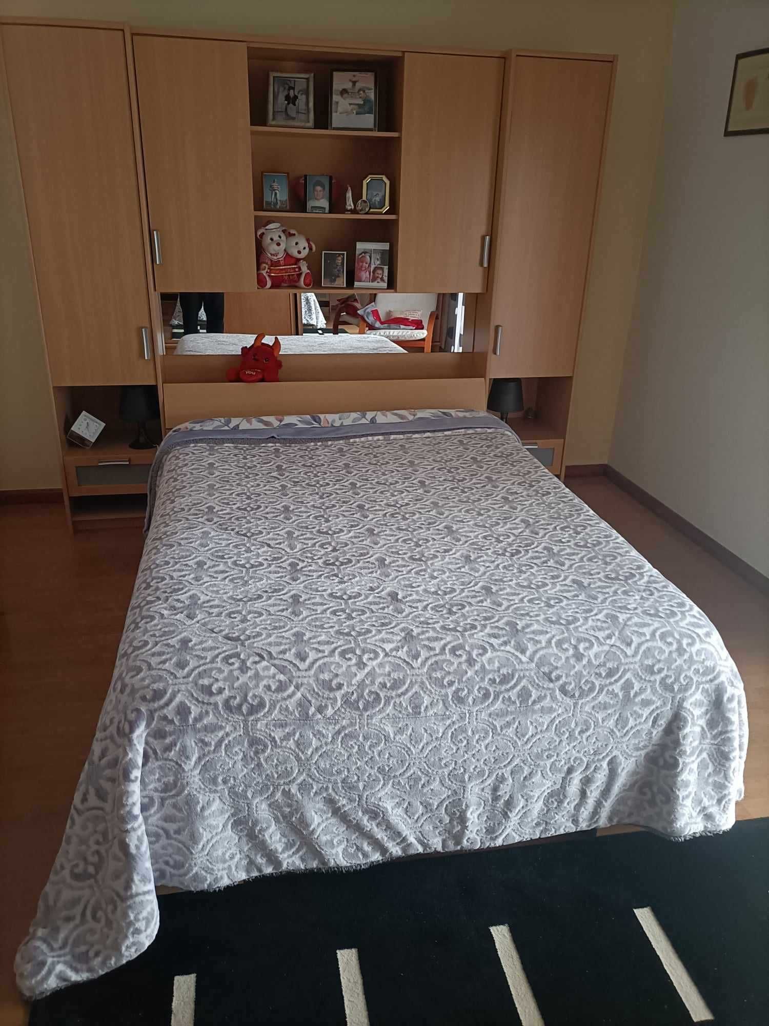 Conjunto de cama e cama s/ colchão