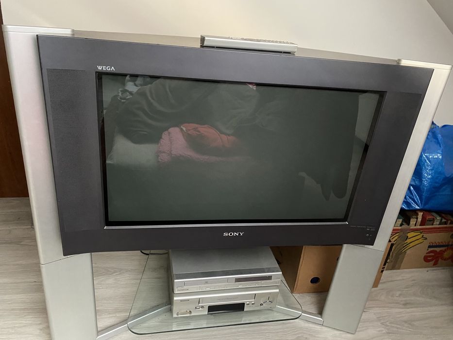 Telewizor Sony Wega Trinitron K-32HQ150K 32’ + stolik