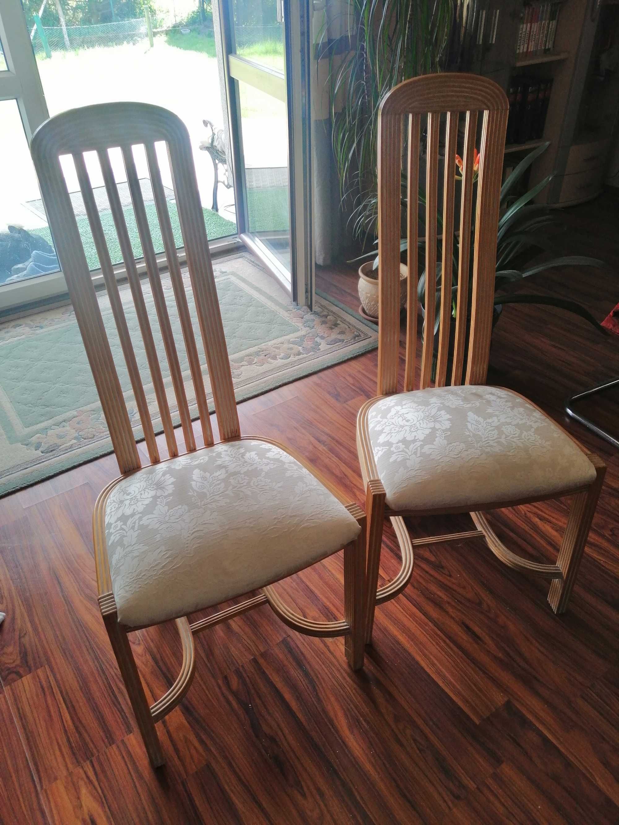 Piękne krzesła drewniane