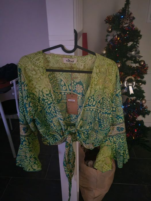 Roupa ainda com etiqueta