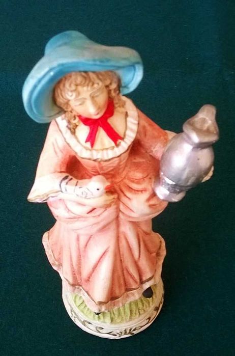 Escultura de mulher com bilha em biscuit