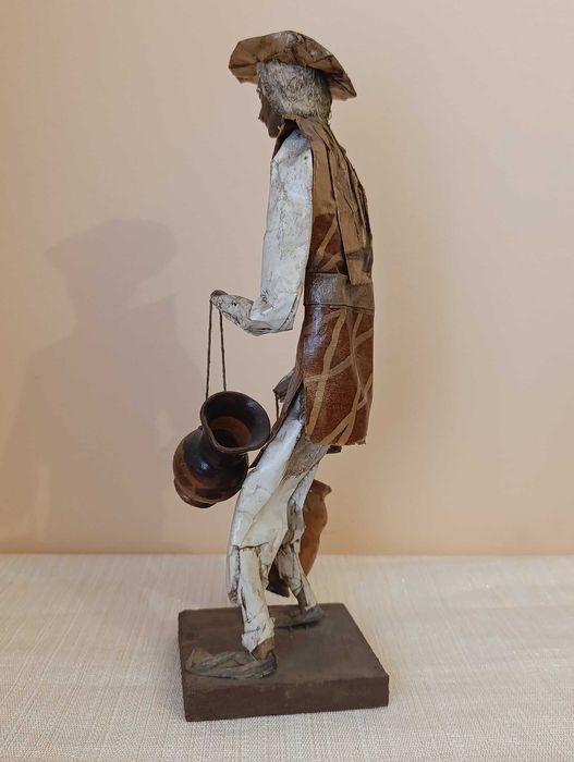 Figura artesanato homem com potes barro - papel maché