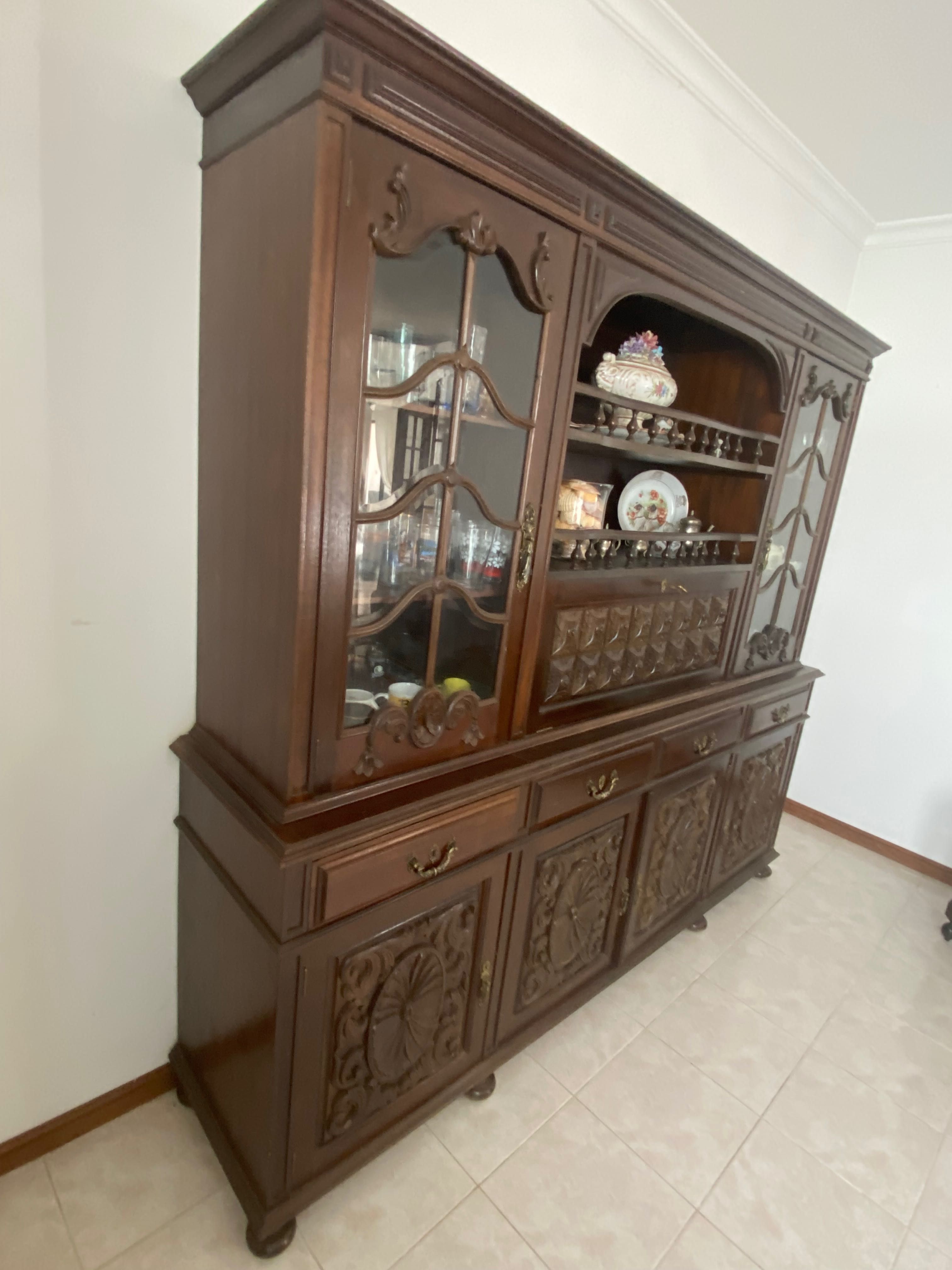 Armário de madeira mogno