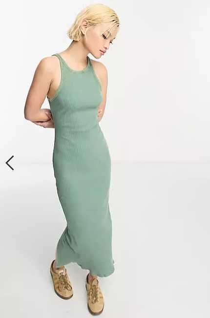 Зеленое облегающее платье миди в рубчик с воротником-борцовкой bershka