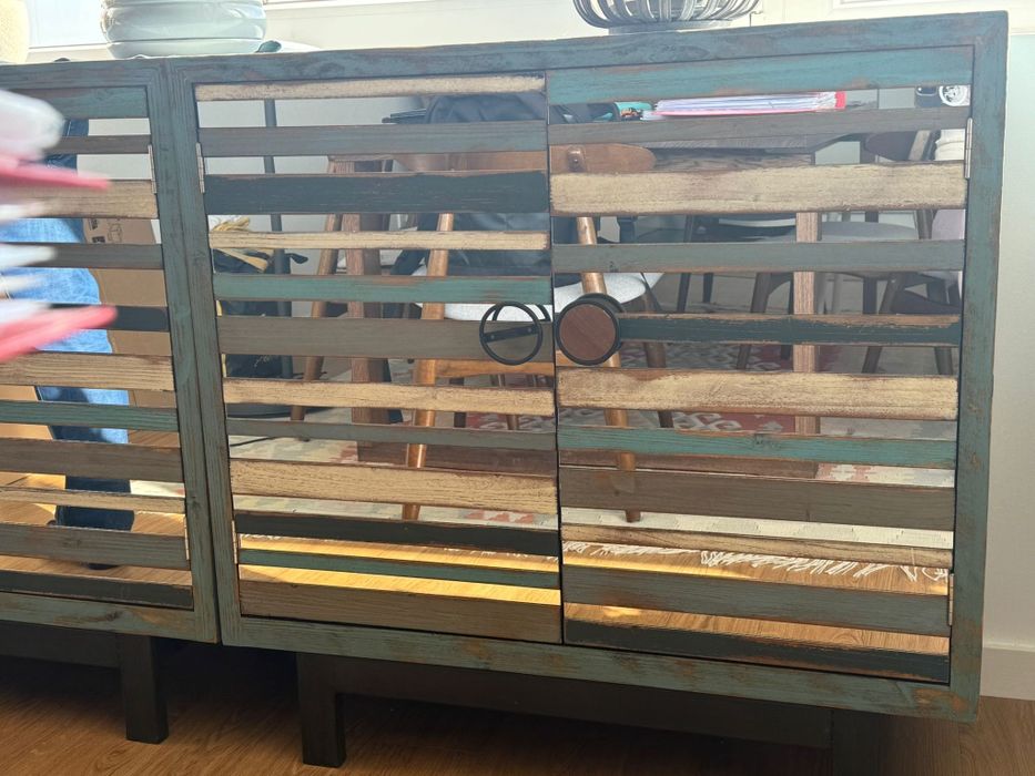 Dois aparadores em madeira