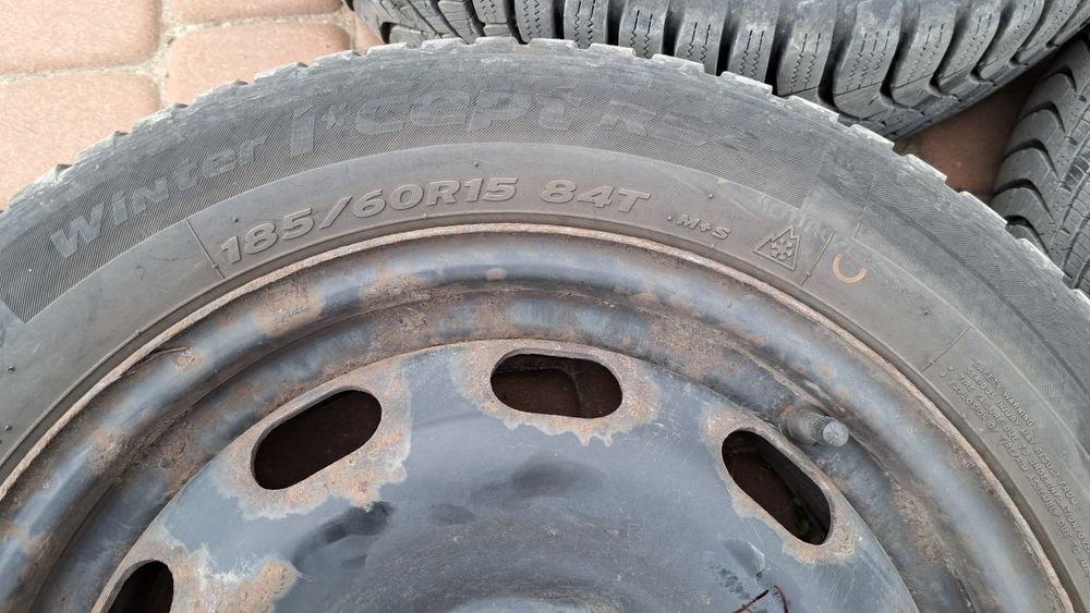 Opony zimowe 185/60R15 wraz z felgami stalowymi