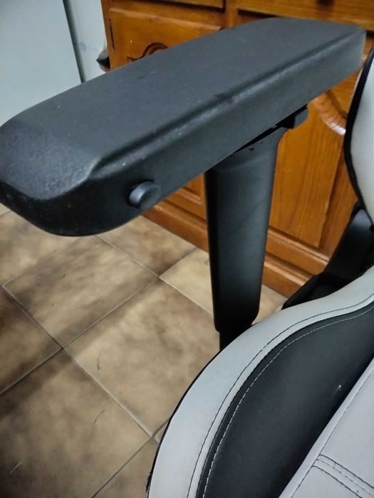 Só hoje domingo 40€Cadeira de escritório game em estado razoável