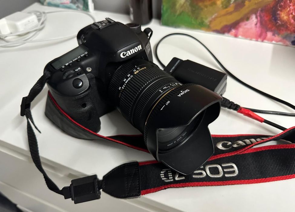 професійний фотоапарат Canon EOS 7D з обʼєктивом Sigma DC 17-50mm