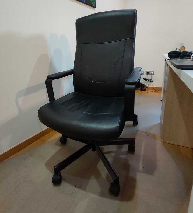 Cadeira de Escritório preta - ajustável com rodas