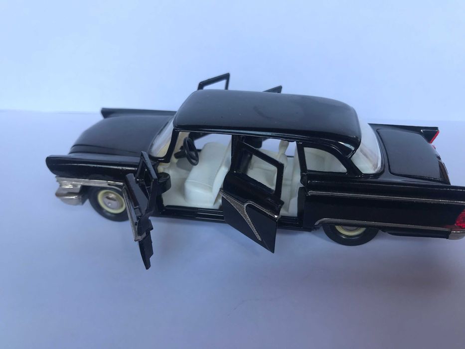 Модель автомобіля 1/43 "ЧАЙКА" ГАЗ-13