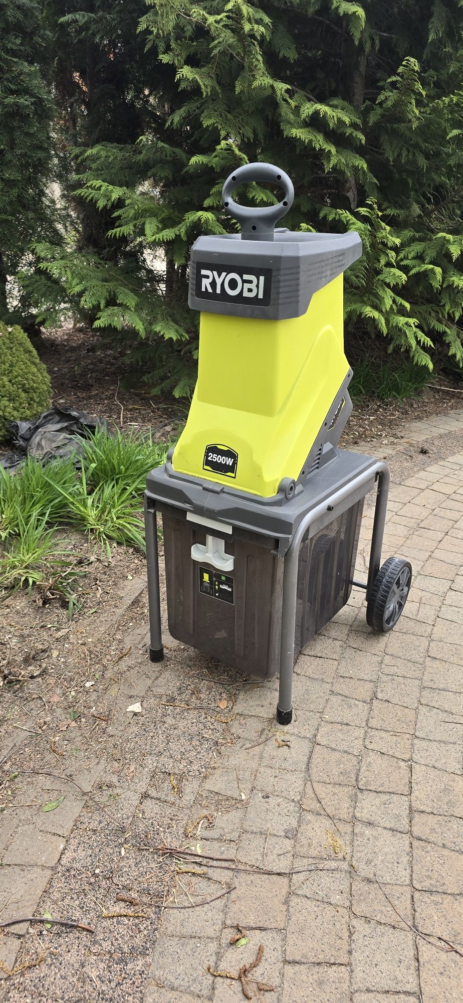 Rozdrabniacz do gałęzi Ryobi