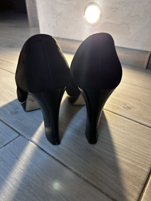 Чорні замшеві туфлі на каблуці