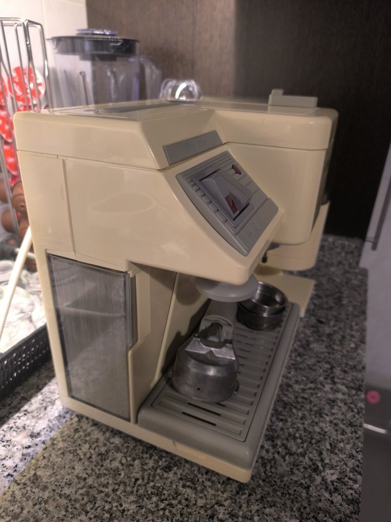 Máquina de café com moinho