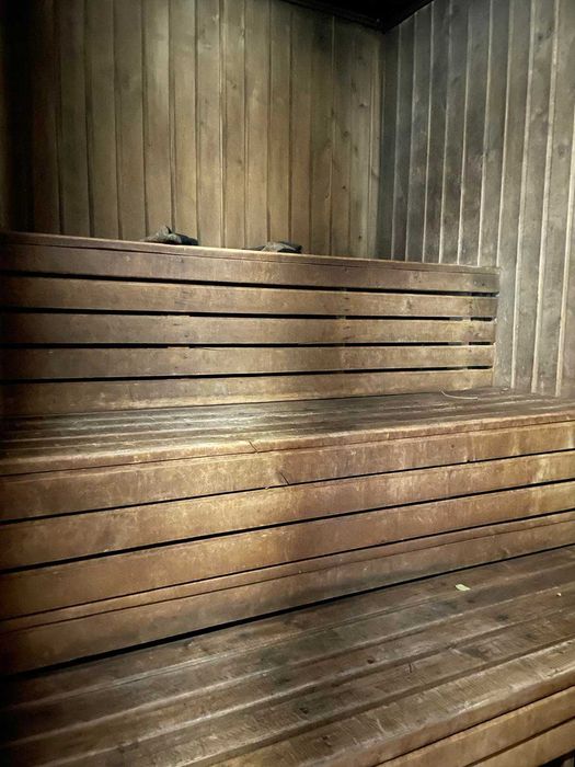 Парна на дровах з віником