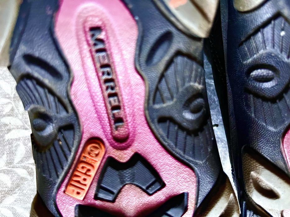 Фірменні кросівки 39- й продаю по ненадобності