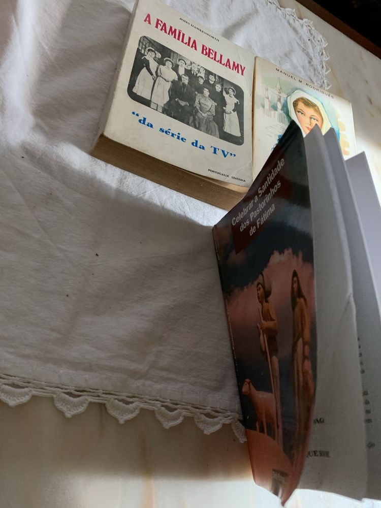 Livro de Nossa Senhora de Fatima e mais dois de contos