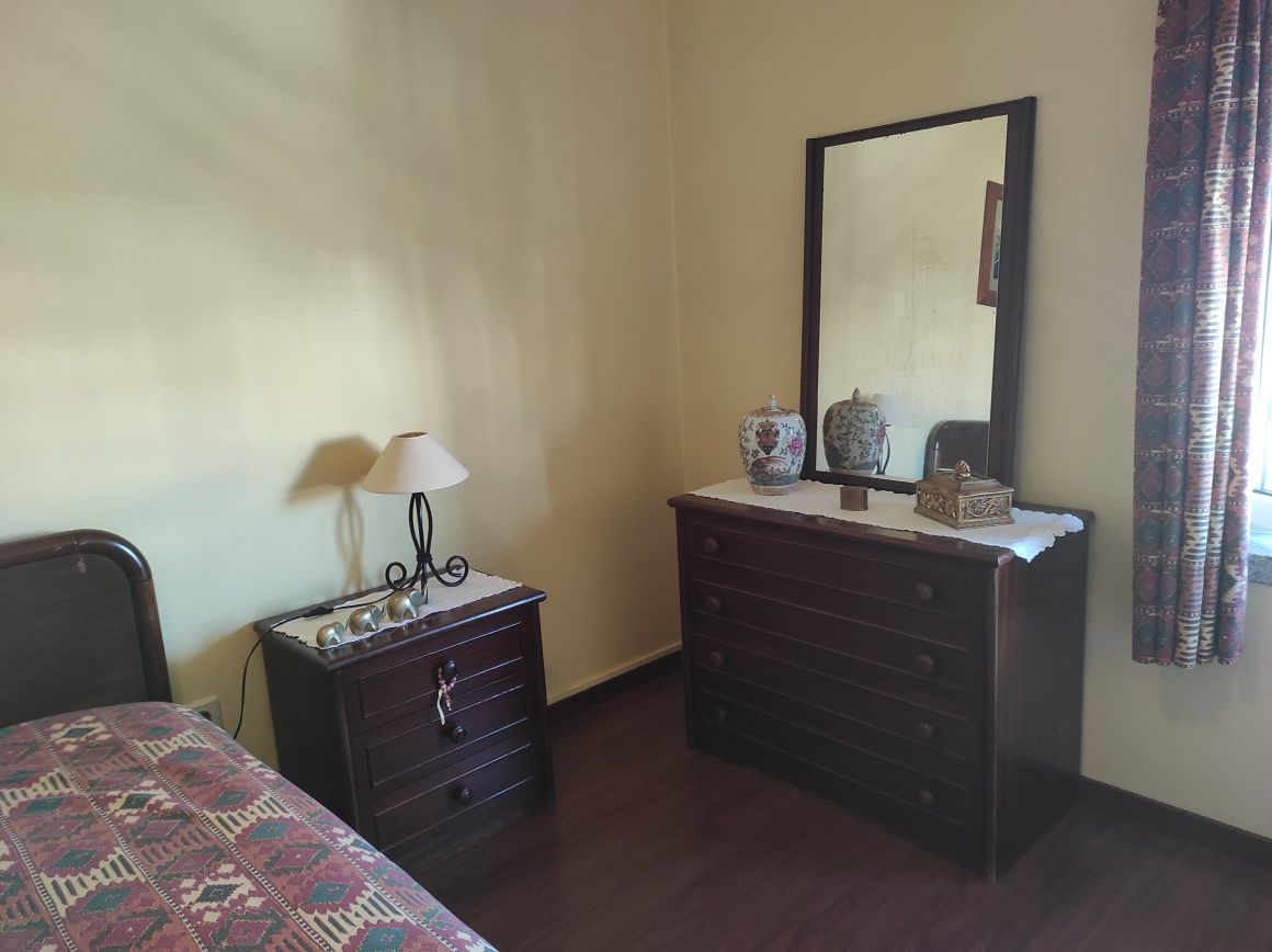 Quarto de casal em madeira de mogno