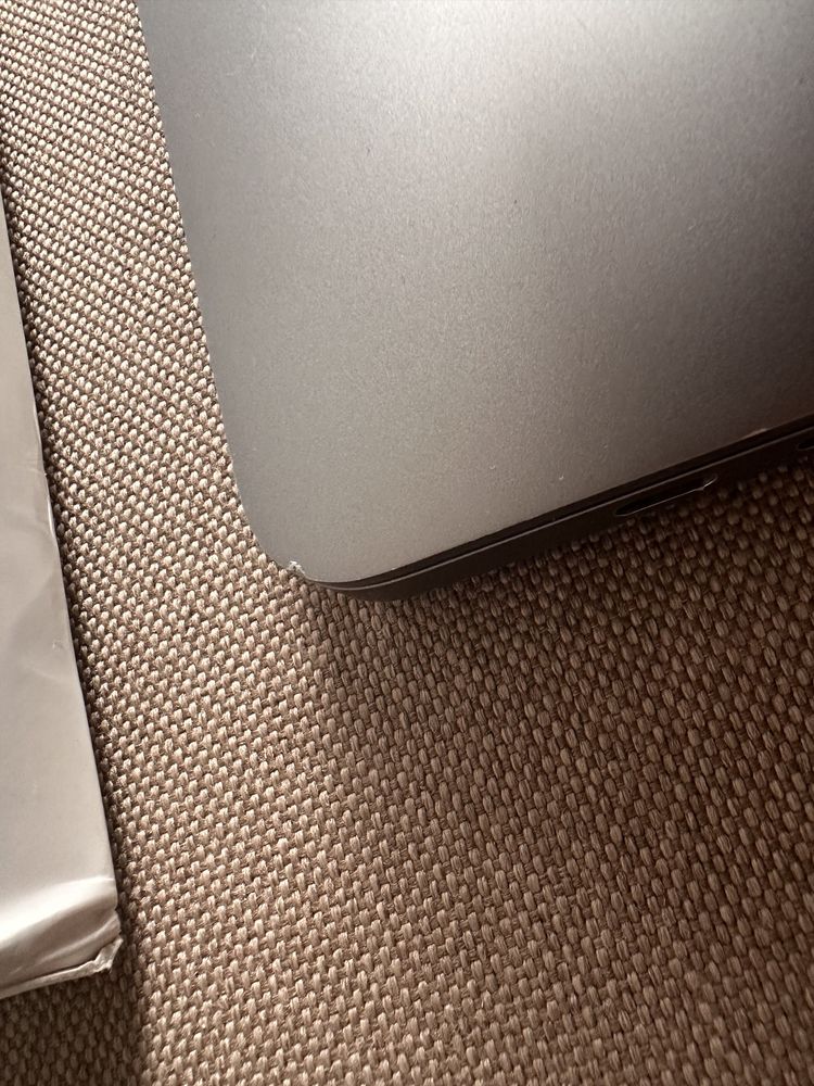 MacBook Pro 16" i9/16Gb DDR4/SSD 1000Gb/Radeon 5500m Space grey