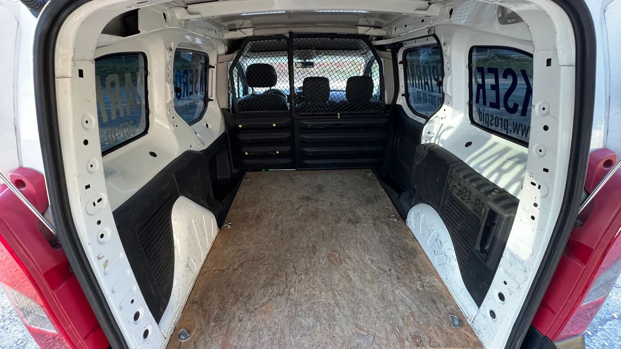 Peugeot PARTNER  Peugeot Partner Berlingo 1.6 Hdi 90km - biały 3os VAT1 baza na kamper?