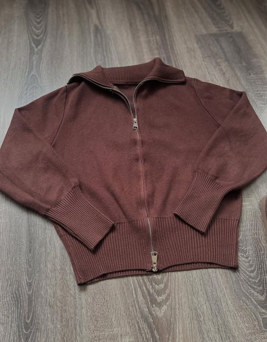 Трикотажний костюм в трендовому кольорі