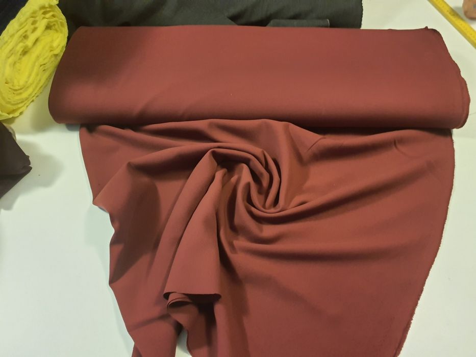 Tkanina bordo szer.142 cm.