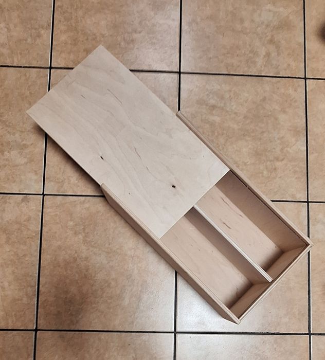 Surowe pudełko do zdobienia na wino