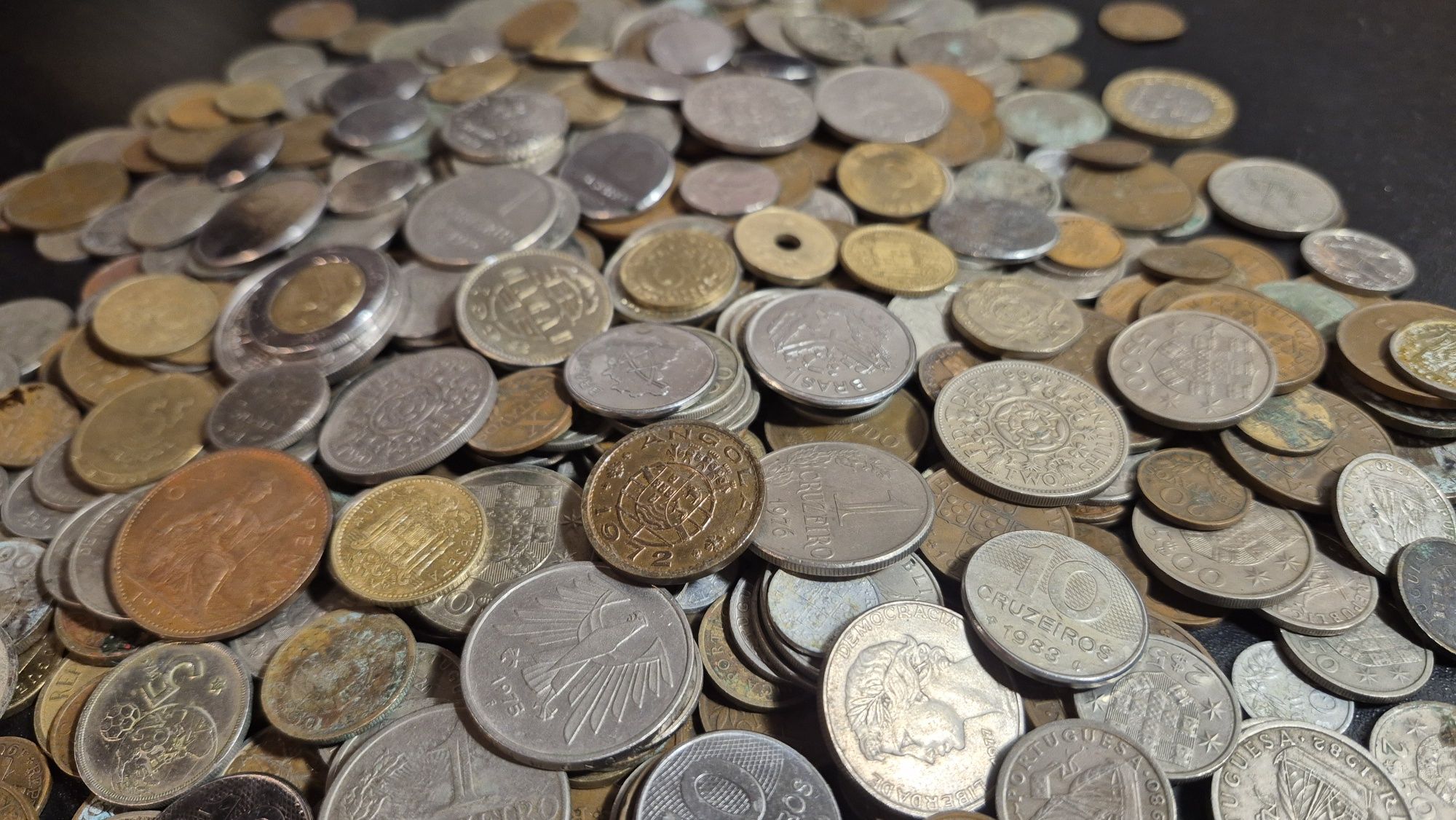 Lote com 516 moedas estrangeiras e portuguesas