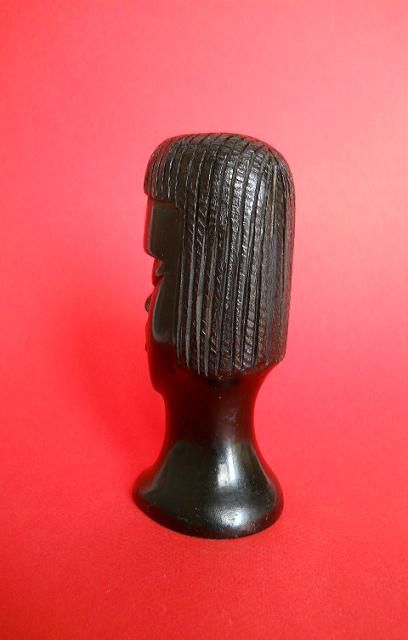 Бюст головы из черного дерева