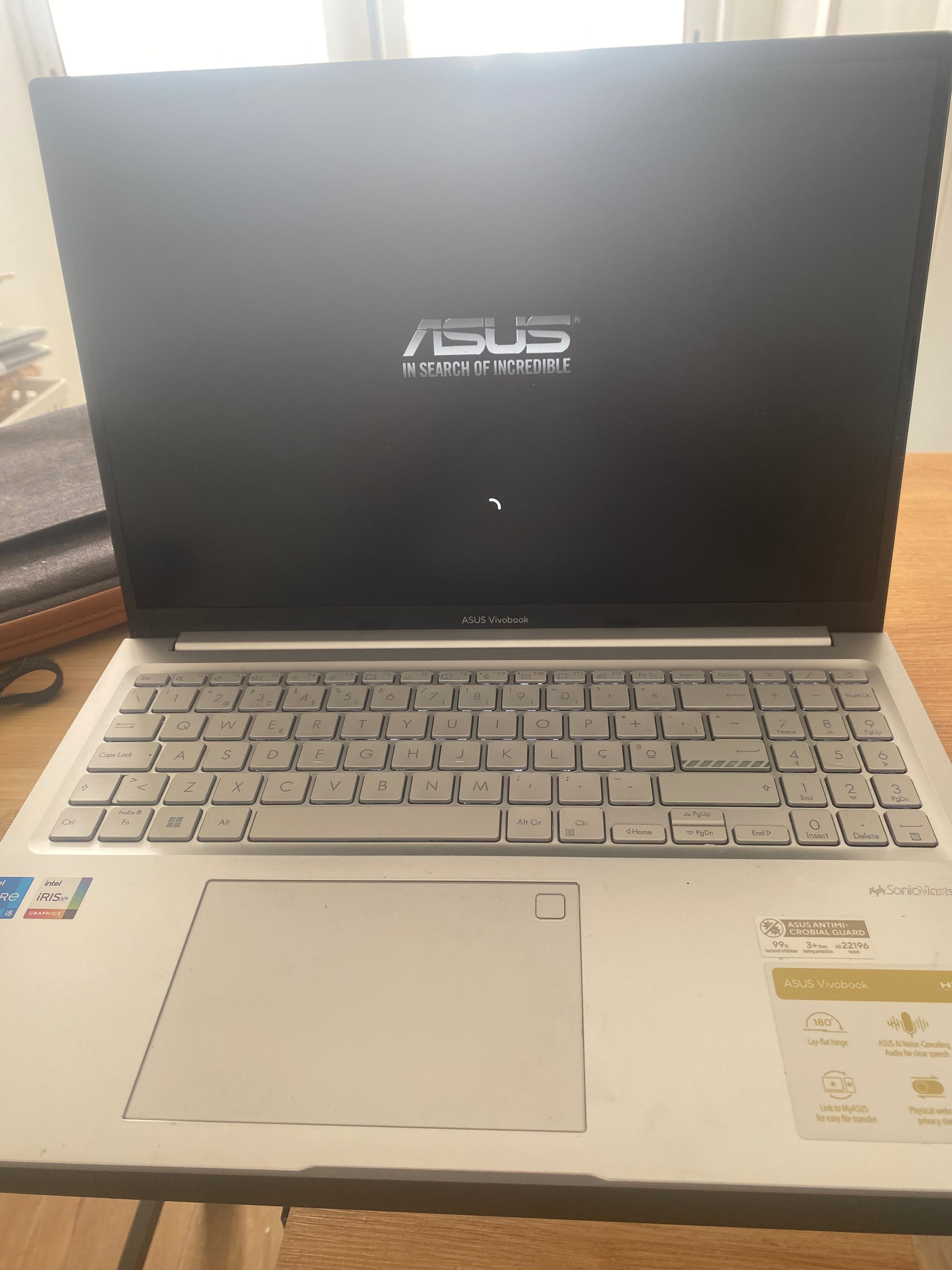 Laptop Asus Vivobook 16”