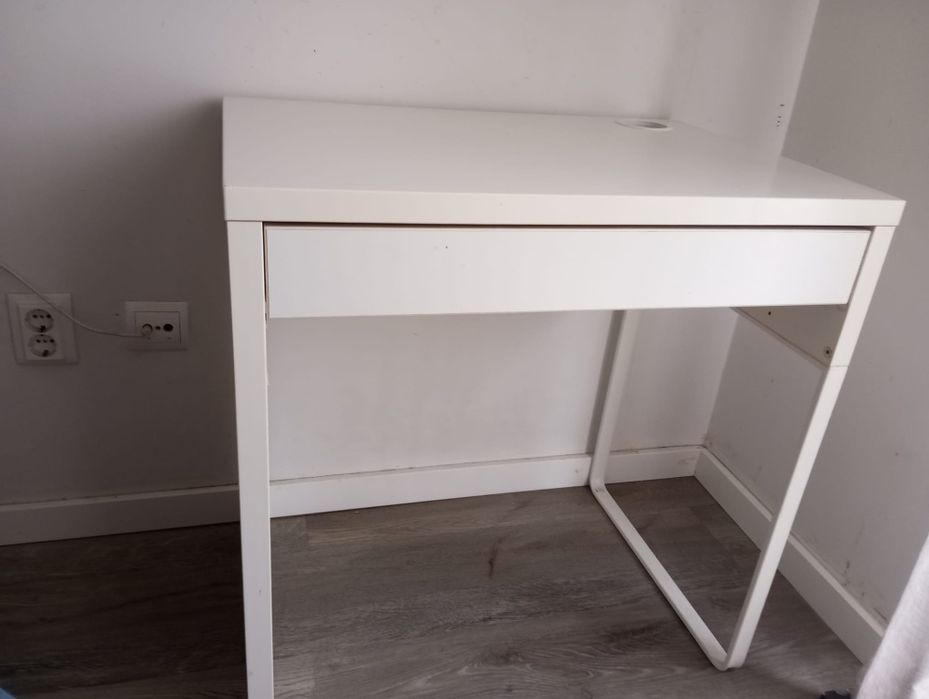 Secretaria com cadeira