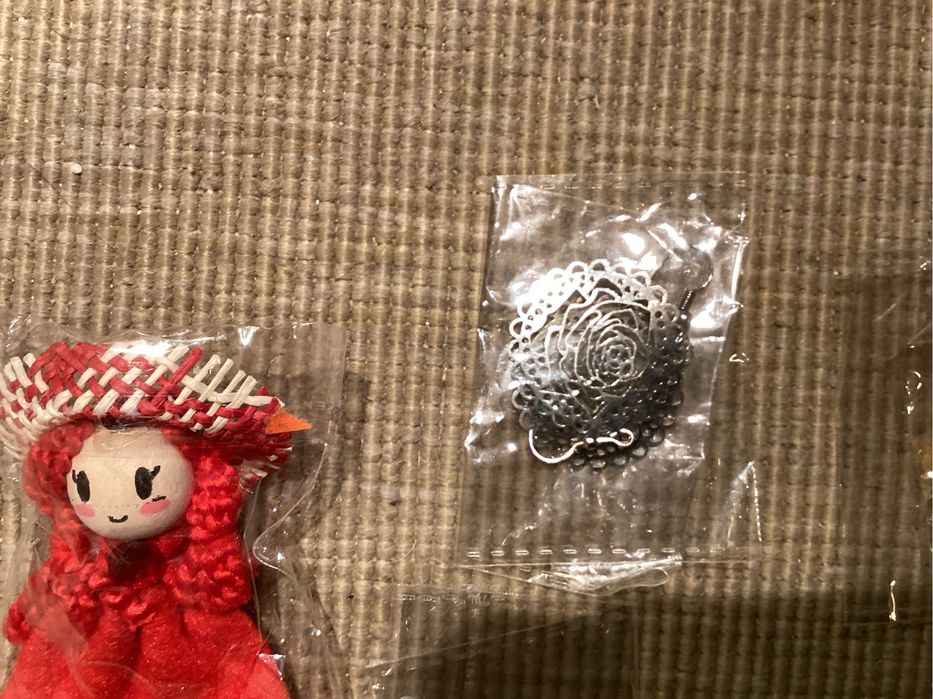 Bugigangas, alfinetes, pregadeiras, artesanato, muito decorativo