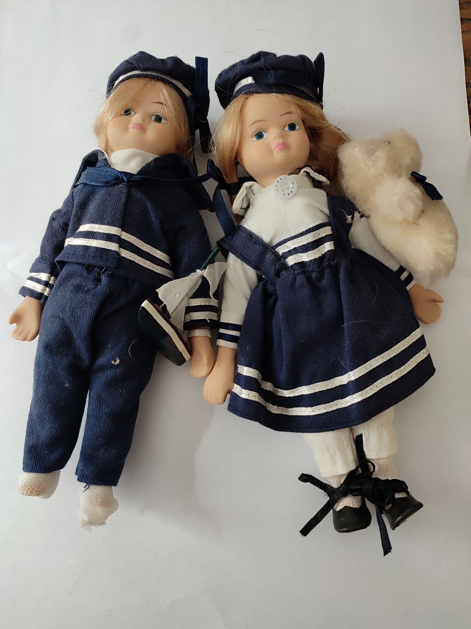 Dwie lalki z porcelany ,strój marynarski Hubau