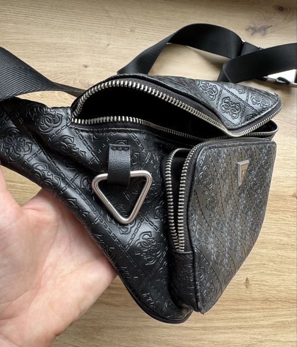 Мужская черная поясная сумка Guess