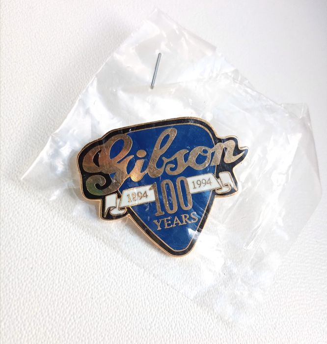 Gibson 100 years Badzik przypinka