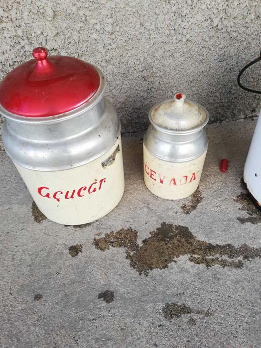 2 Penicos esmaltados e latas antigas entre outras coisas