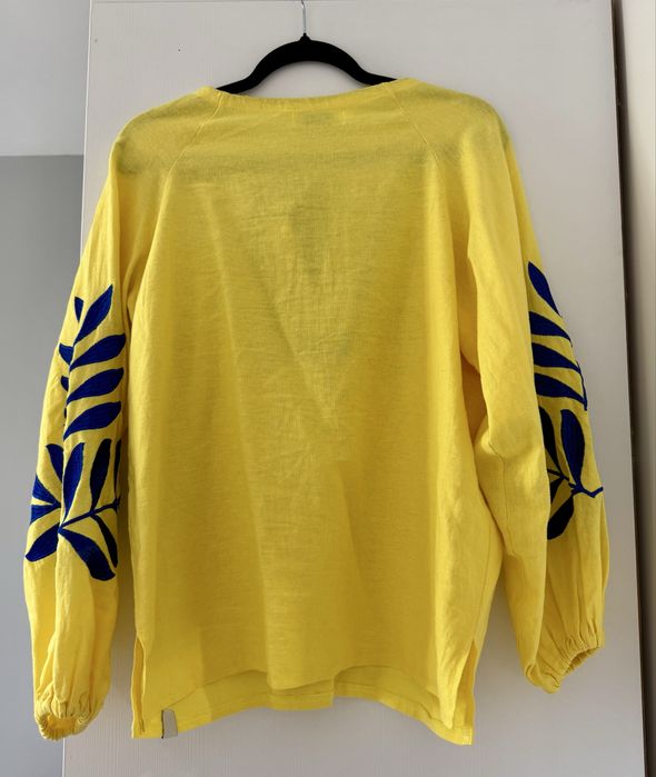 Вишиванка жовта з синім візерунком