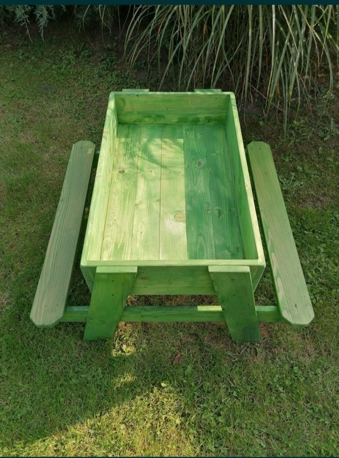 Stolik-piaskownica z ławeczkami dla dzieci, drewniany plac zabaw