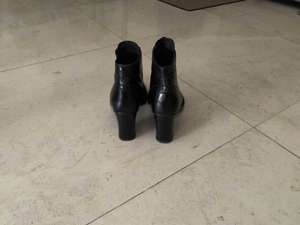 Botas / botins pretos de pele n 39 c/ salto médio