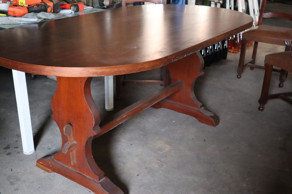 Mesa de madeira com 6 cadeiras