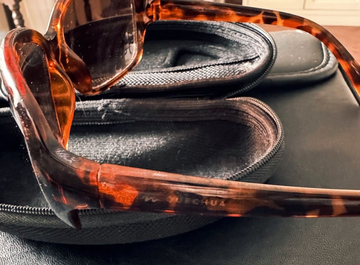 Oculos de sol com estojo